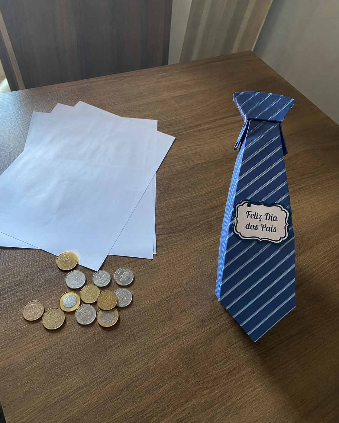 Apenas folhas de papel e moedas ao lado da caixinha pronta